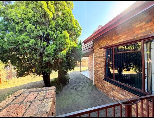 3 BEDROOM HOUSE FOR SALE IN VANDERBIJLPARK SE 2